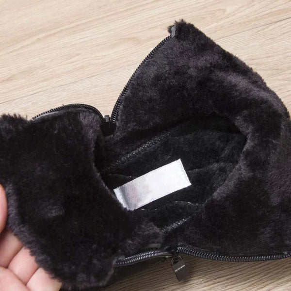 Schwarze, flauschige Winterstiefel mit Reißverschluss, Innenansicht. Warme, weiche Fütterung, ideal für kalte Temperaturen. Hochwertige Verarbeitung.