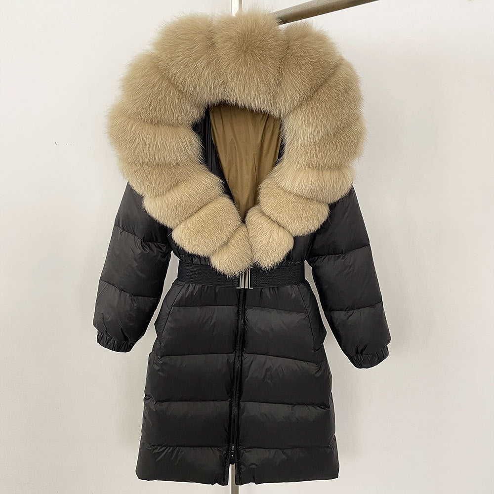 Schwarzer Daunenmantel mit voluminösem, beigem Pelzkragen, stilvoll und warm, ideal für Wintermode. Hochwertige Winterjacke für Damen.