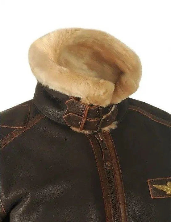 Braune Lederjacke mit Fellkragen, Reißverschluss und Schnallenverschluss, ideal für Wintermode und Herrenbekleidung. Vintage-Fliegerstil.