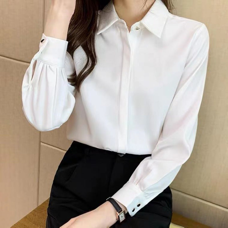 Frau in eleganter weißer Bluse und schwarzer Hose, Business-Look, Büro-Outfit, klassische Mode, stilvolle Damenbekleidung, professionelle Kleidung.