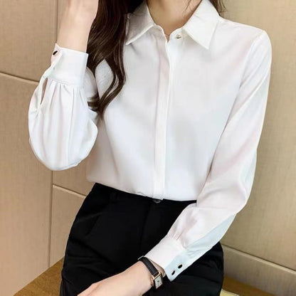 Frau in eleganter weißer Bluse und schwarzer Hose, Business-Look, Büro-Outfit, klassische Mode, stilvolle Damenbekleidung, professionelle Kleidung.