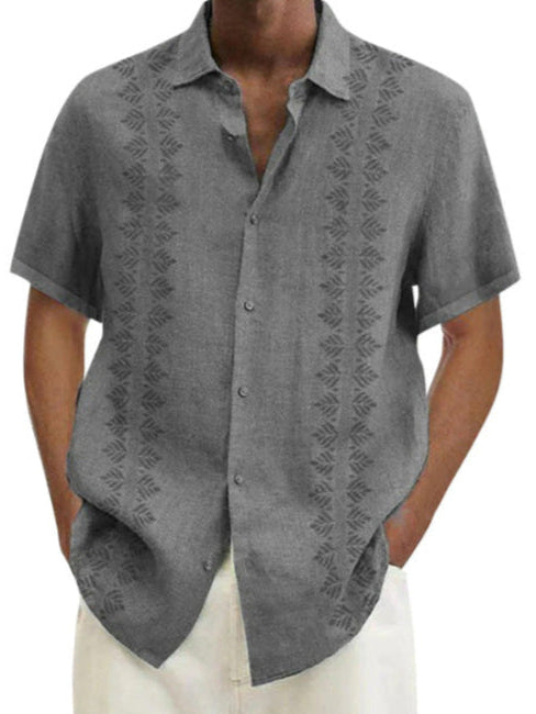 Graues Herrenhemd mit kurzen Ärmeln und geometrischem Muster, lässig offen getragen. Perfekt für Sommermode und Freizeitkleidung.