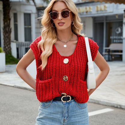 Frau mit rotem Stricktop, blauer Jeans und Sonnenbrille auf Straße. Modetrend, lässiger Sommerlook, stilvolle Accessoires, urbane Mode.