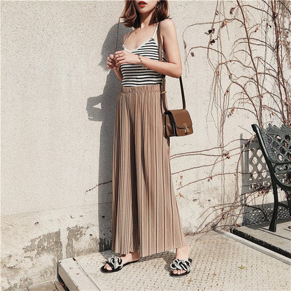 Women's wide-leg pants with pleated design and cropped length