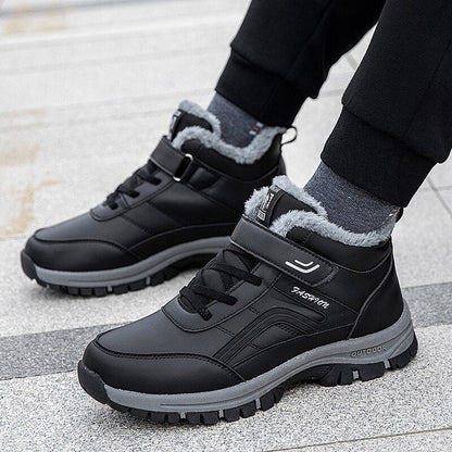 Schwarze Herren-Winterstiefel mit grauem Kunstfellfutter, rutschfester Sohle und Schnürung, ideal für Outdoor-Aktivitäten bei kaltem Wetter.