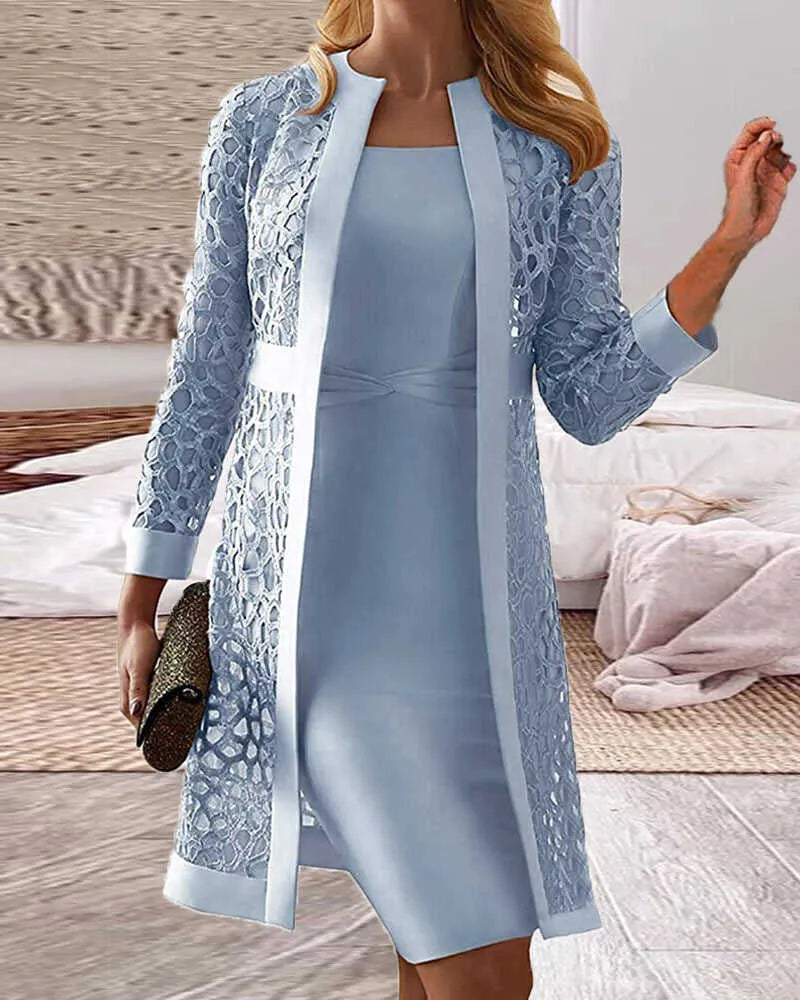 Elegantes Damenkleid in Hellblau mit Spitzenmantel, ideal für formelle Anlässe. Stilvolle Mode für Frauen, modernes Design, hochwertige Materialien.