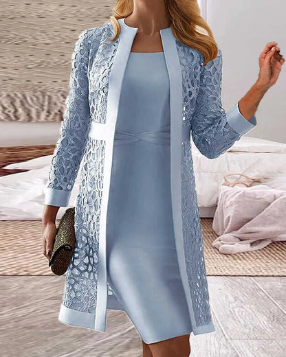 Elegantes Damenkleid in Hellblau mit Spitzenmantel, ideal für formelle Anlässe. Stilvolle Mode für Frauen, modernes Design, hochwertige Materialien.