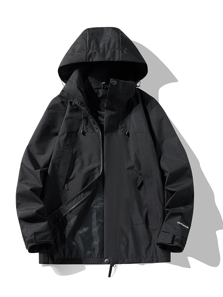Schwarze wasserdichte Outdoor-Jacke mit Kapuze, Reißverschluss und Taschen, ideal für Herren. Perfekt für Wandern und Trekking bei jedem Wetter.