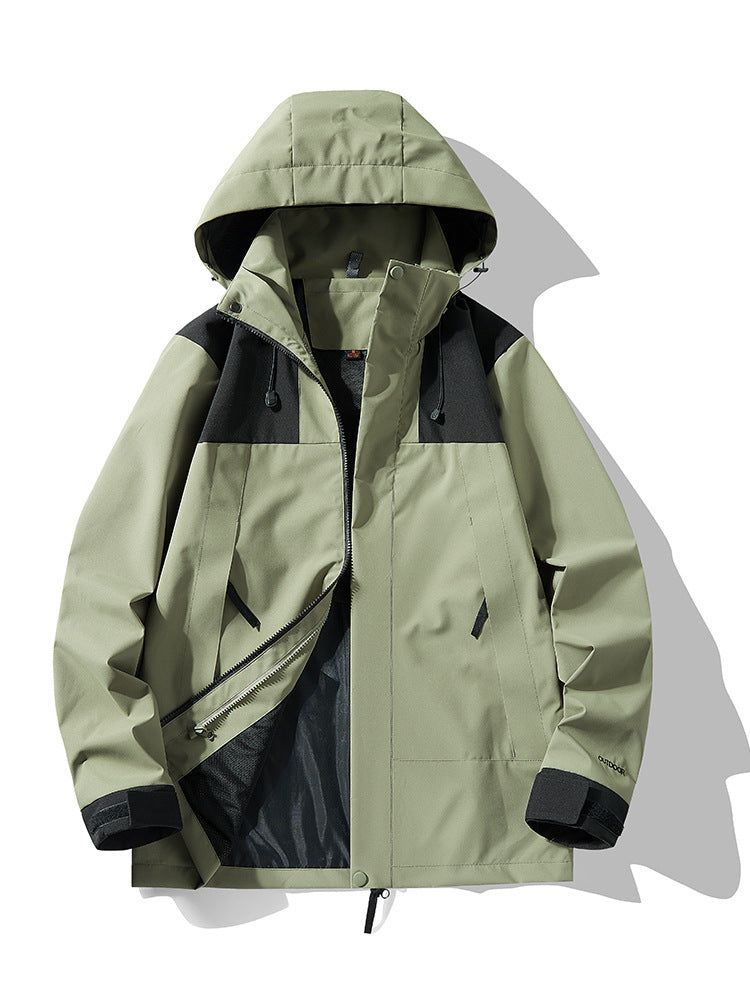 Grüne Outdoor-Jacke mit Kapuze, Reißverschluss und schwarzen Akzenten. Wasserdicht, winddicht, ideal für Wandern und Trekking.
