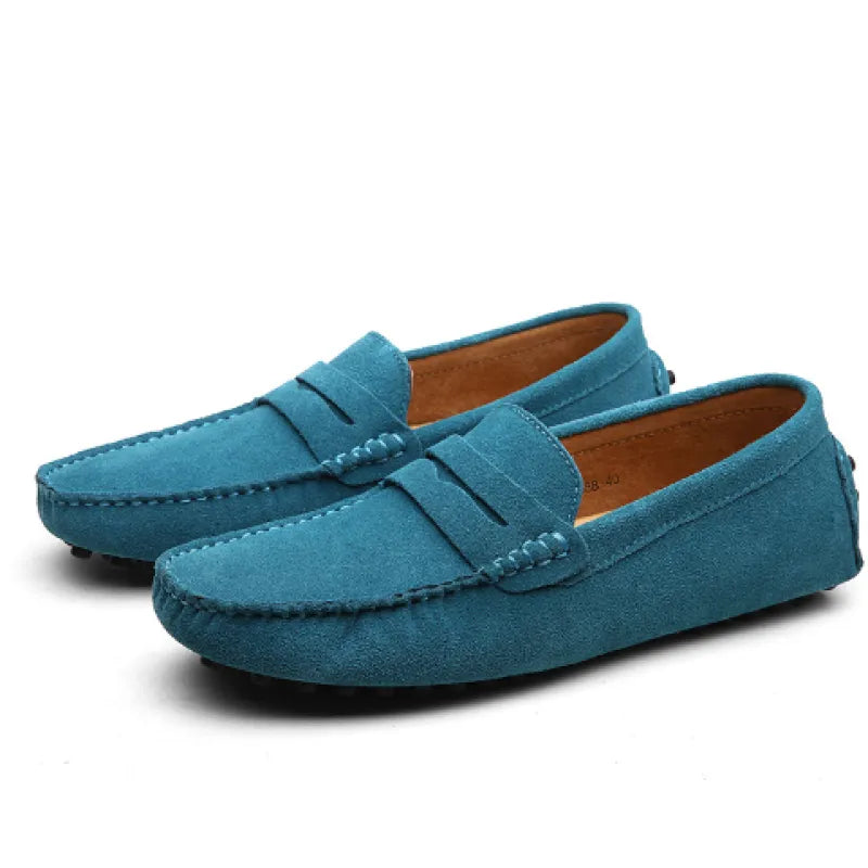Blaue Herren Mokassins aus Wildleder, stilvoll und bequem, ideal für Freizeit und Business. Perfekte Schuhe für modebewusste Männer.