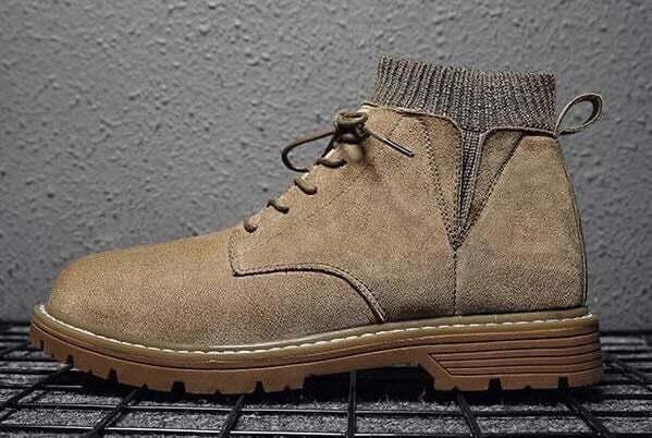 Beige Herren-Wildlederstiefel mit dicker Sohle und Schnürung, ideal für Herbstmode. Robustes Design, perfekt für Outdoor-Aktivitäten.