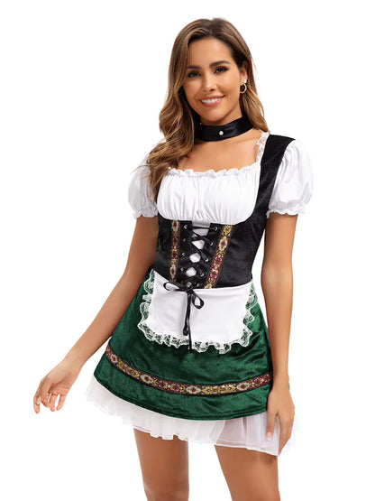 Nahaufnahme des Schnürmieders am Damen-Dirndlkleid