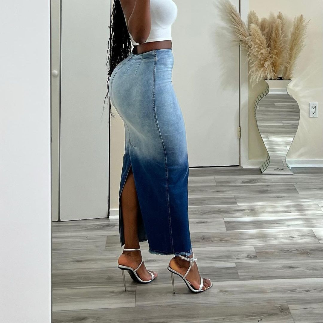 Midilanger Damenrock aus Denim-Mix mit seitlichem Schlitz und Quastendetails