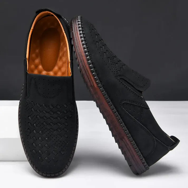 Schwarze Herren-Loafers aus Leder mit perforiertem Design, rutschfester Sohle und braunem Innenfutter. Elegante, atmungsaktive Freizeitschuhe.