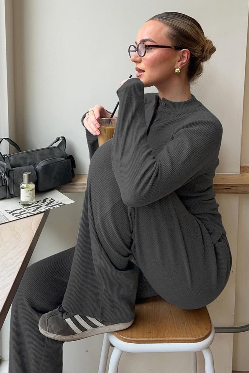 Damen-Zweiteiler aus Rippstrick mit Cardigan und passender Hose