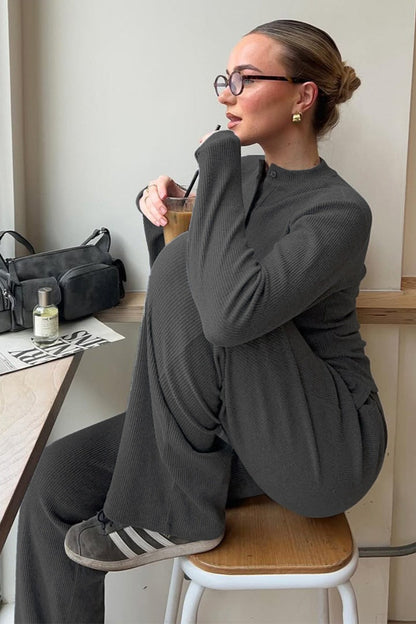 Damen-Zweiteiler aus Rippstrick mit Cardigan und passender Hose