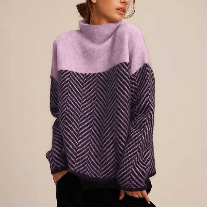 Frau trägt lila Pullover mit Fischgrätenmuster, hoher Kragen. Modetrend, Wintermode, Damenbekleidung, stilvoller Strickpullover.