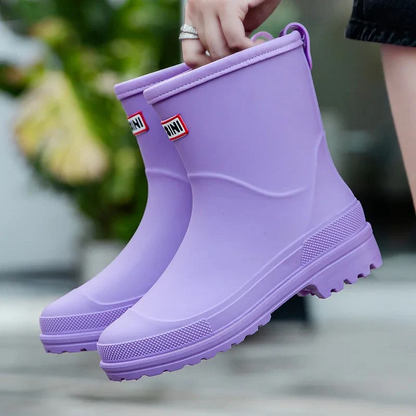 Profilsohle der Damen-Gummistiefel für sicheren Halt auf nassem Untergrund