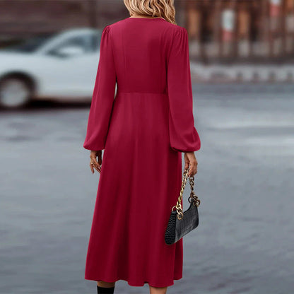 Nahaufnahme der Knöpfe am langärmligen Herbstkleid