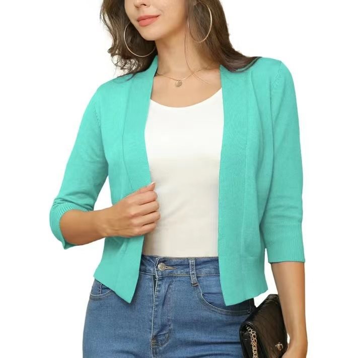 Seitliche Ansicht einer kurzen Damen-Strickjacke mit Dreiviertelärmeln