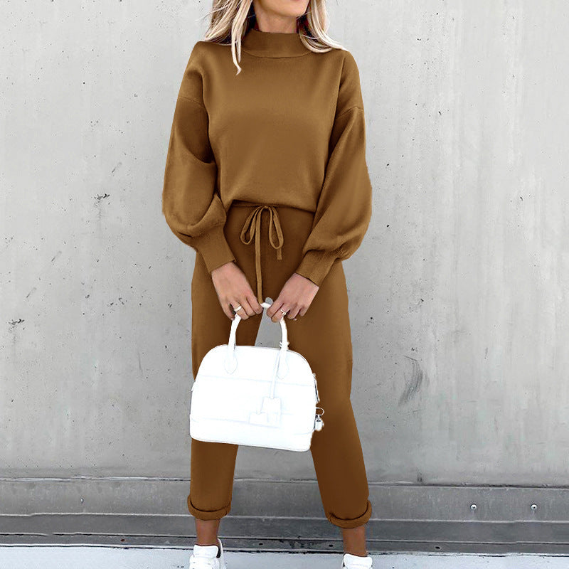 Detailansicht des Rollkragens am Damen-Loungewear-Zweiteiler