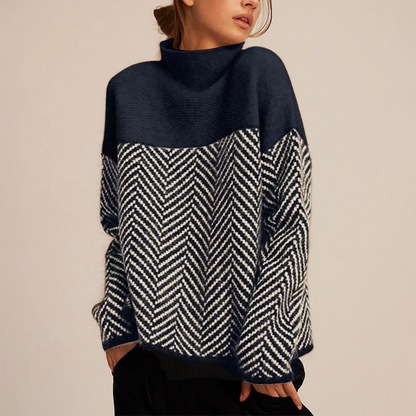 Damenpullover mit blau-weißem Fischgrätenmuster, hoher Kragen, langärmlig. Modischer Strickpullover für Herbst und Winter.