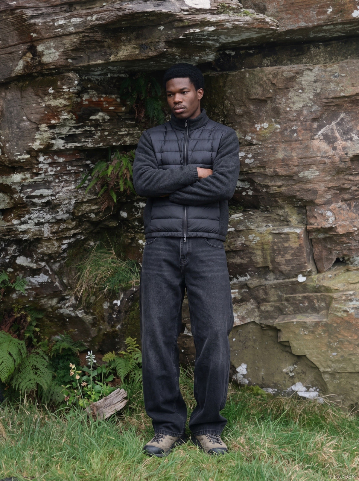 Seitliche Ansicht der wattierten Fleecejacke mit Stehkragen
