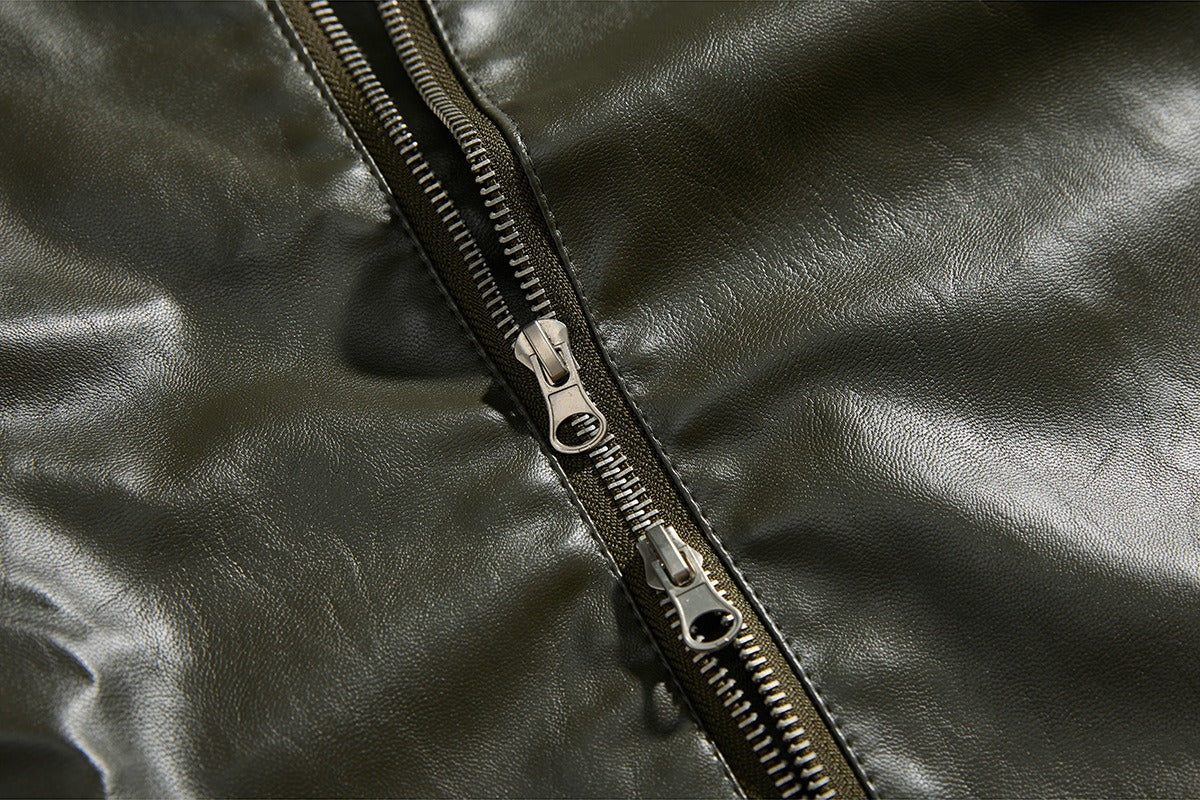 Metallic-Emblem und strukturierte Oberfläche der schwarzen Jacke