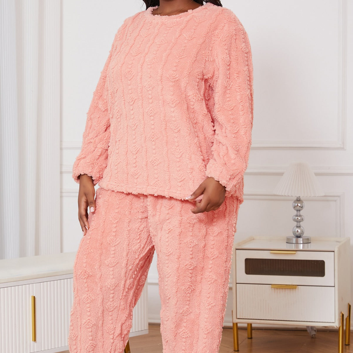 Damen Pyjama Set in Rosa, flauschig und bequem, ideal für gemütliche Abende. Perfekt für Herbst und Winter, modisch und warm.