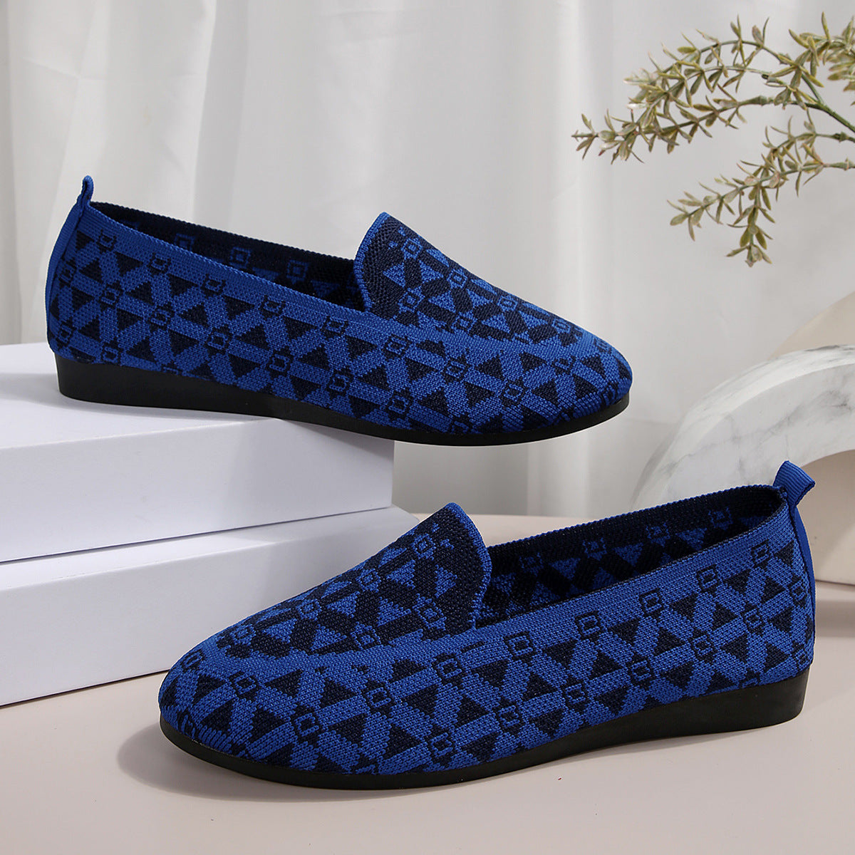 Blaue Mokassins mit geometrischem Muster auf weißem Hintergrund, stilvolle Freizeitschuhe für Herren, ideal für Frühling und Sommermode.
