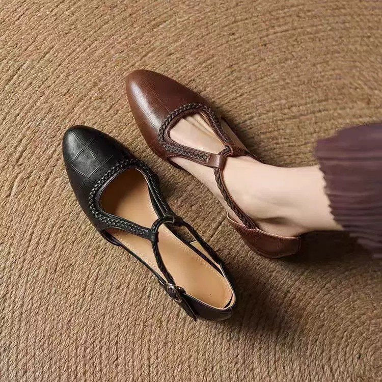 Damenschuhe Mit Spitzer Zehenpartie, Gekreuzten Riemen, Hohler Schnalle Und Niedrigem Absatz