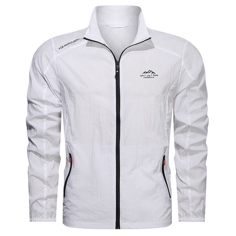 Weiße Herren-Windjacke mit Reißverschluss, leicht und atmungsaktiv, ideal für Outdoor-Aktivitäten. Sportliche Jacke mit dezentem Logo auf der Brust.