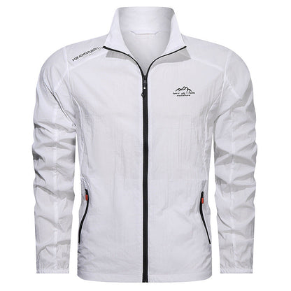 Weiße Herren-Windjacke mit Reißverschluss, leicht und atmungsaktiv, ideal für Outdoor-Aktivitäten. Sportliche Jacke mit dezentem Logo auf der Brust.