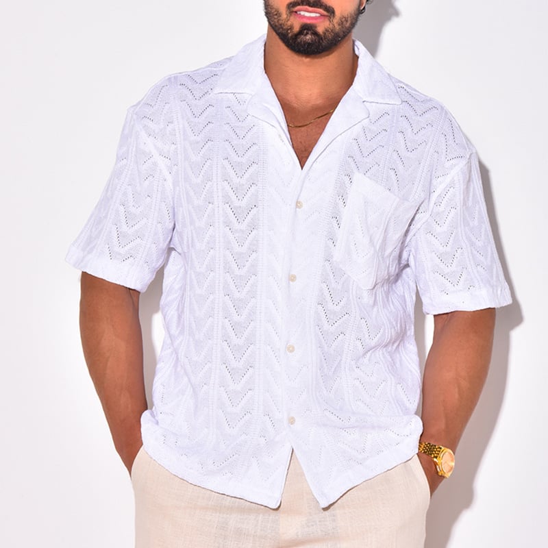 Mann trägt weißes, kurzärmeliges Hemd mit Lochmuster und beiger Hose. Sommermode, Herrenbekleidung, lässiger Stil, modisches Outfit.