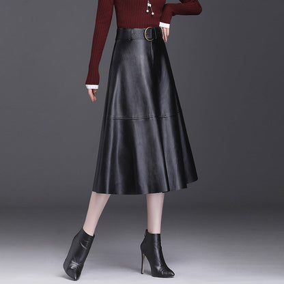 Damenmode: Eleganter schwarzer Lederrock in A-Linie, kombiniert mit rotem Pullover und schwarzen Stiefeletten. Trendige Herbst-Winter-Kleidung.