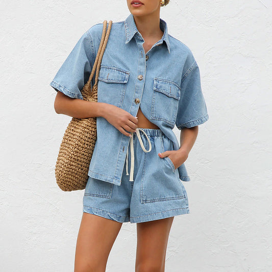 Frau in lässigem Jeans-Shorts-Set mit Hemd, Strohtasche, Sommermode, Freizeitlook, trendige Damenbekleidung, weißer Hintergrund.