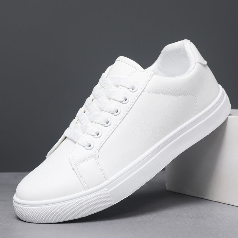 Weiße Sneaker auf grauem Hintergrund, modisch und vielseitig, ideal für Damen und Herren. Bequeme Turnschuhe aus Lederimitat mit Schnürsenkeln.