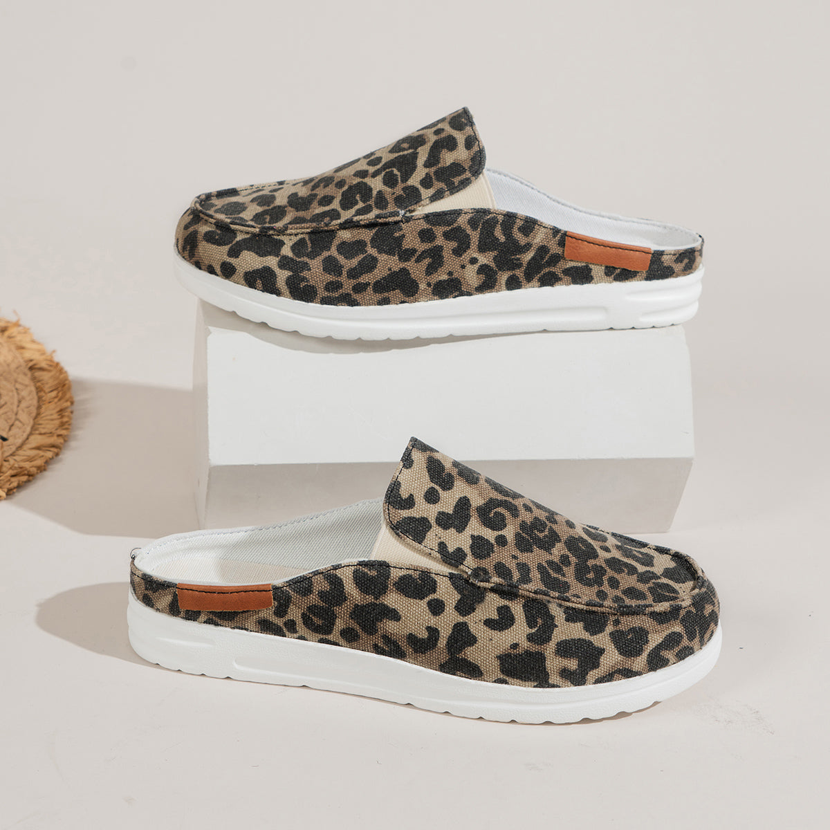 Leopardenmuster-Slipper mit weißer Sohle, Damenmode, Freizeitschuhe, stilvoller Animal-Print, bequemes Design, trendige Fußbekleidung.