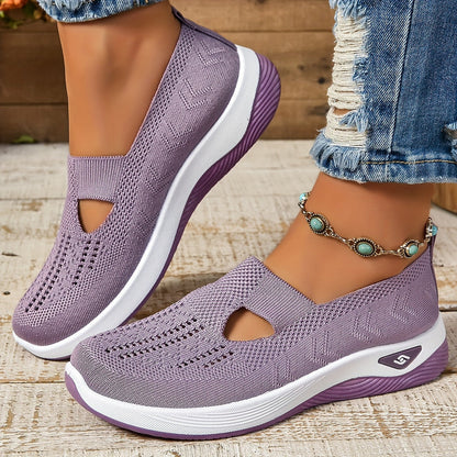 Lila Damen-Sneaker mit Strickmuster, weißer Sohle und Cut-Out-Design, getragen mit zerrissenen Jeans und türkisfarbenem Fußkettchen.