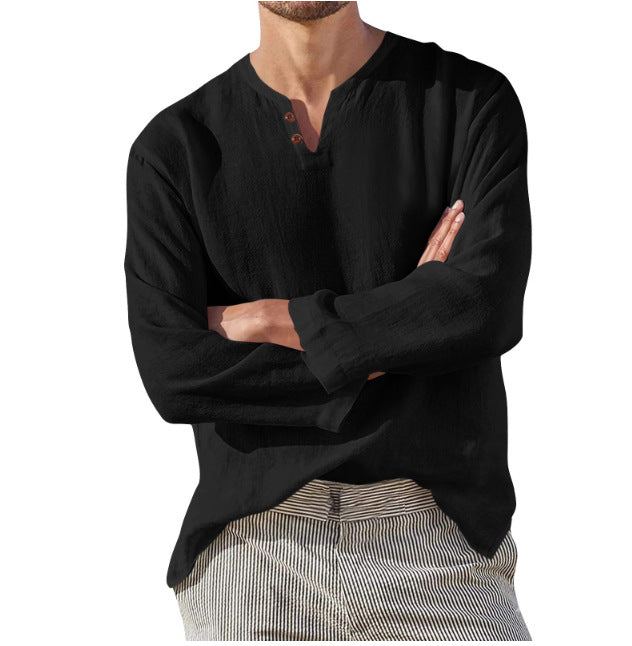 Schwarzes Herrenhemd mit V-Ausschnitt und Knopfleiste, kombiniert mit gestreifter Hose. Modischer, lässiger Look für Männer.