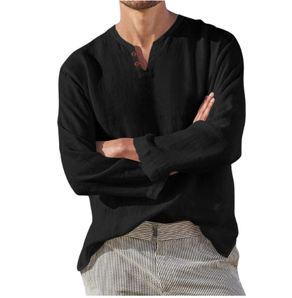Schwarzes Herrenhemd mit V-Ausschnitt und Knopfleiste, kombiniert mit gestreifter Hose. Modischer, lässiger Look für Männer.
