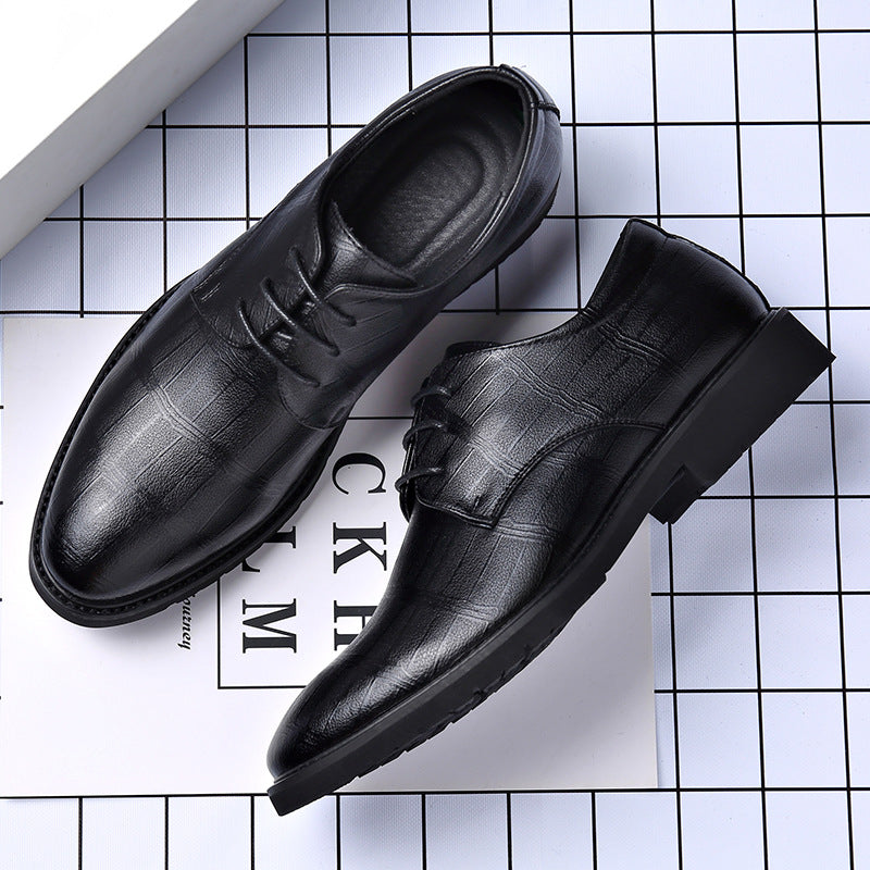 Schwarze Herren-Business-Schuhe aus Leder mit Schnürung, elegantes Design, auf kariertem Hintergrund. Ideal für formelle Anlässe und Büro.