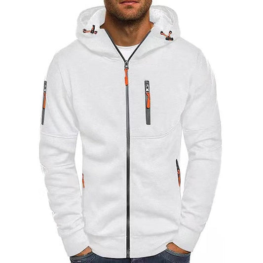 Mann in weißer Kapuzenjacke mit Reißverschlüssen und orangefarbenen Details, modische Freizeitkleidung, isoliert vor weißem Hintergrund.