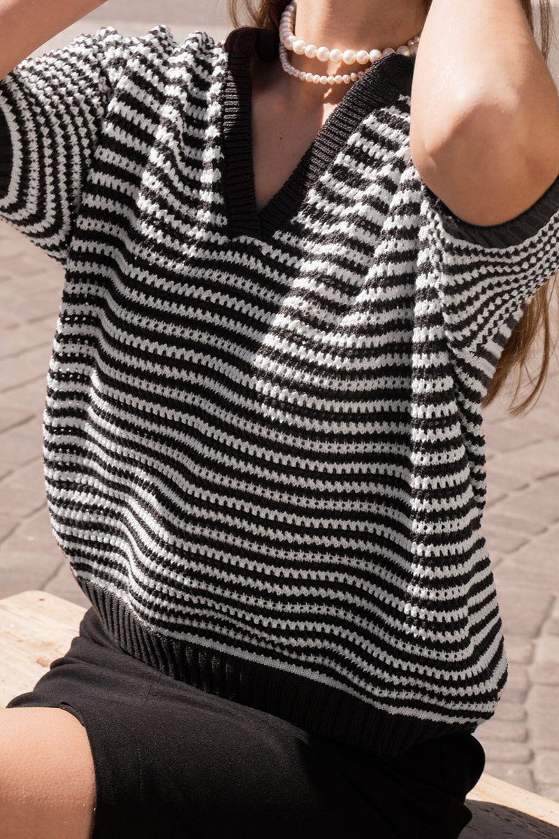 Kurzarm-Strickpullover mit gestreiftem Muster in der Vorderansicht