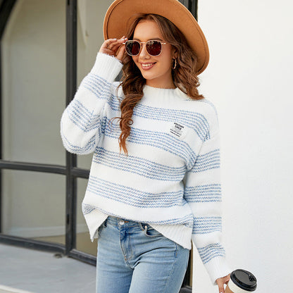 Frau mit braunem Hut und Sonnenbrille trägt gestreiften Pullover und Jeans, hält Kaffeebecher. Modetrend, Herbstmode, lässiger Look.