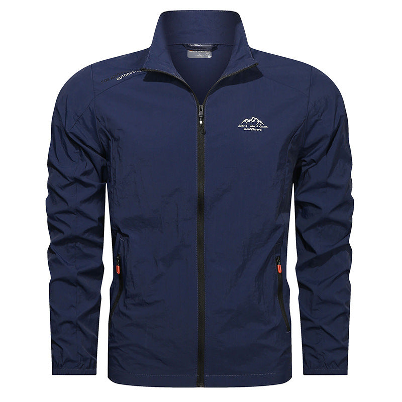 Dunkelblaue Herren-Windjacke mit Reißverschluss, leicht und wasserabweisend, ideal für Outdoor-Aktivitäten. Sportliche Jacke mit Berg-Logo.