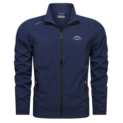 Dunkelblaue Herren-Windjacke mit Reißverschluss, leicht und wasserabweisend, ideal für Outdoor-Aktivitäten. Sportliche Jacke mit Berg-Logo.