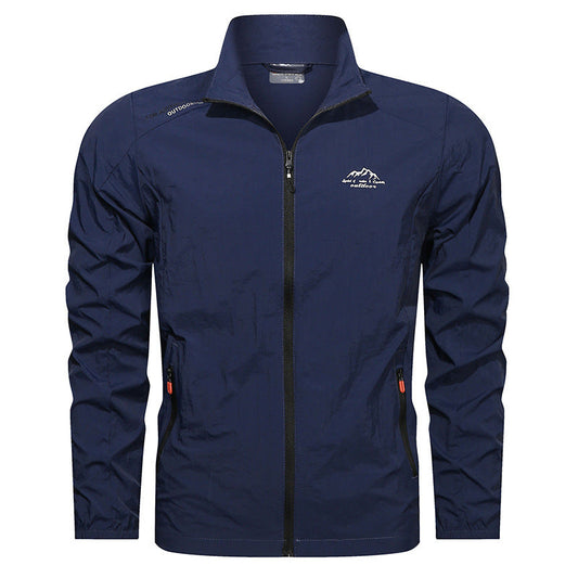 Dunkelblaue Herren-Windjacke mit Reißverschluss, leicht und wasserabweisend, ideal für Outdoor-Aktivitäten. Sportliche Jacke mit Berg-Logo.