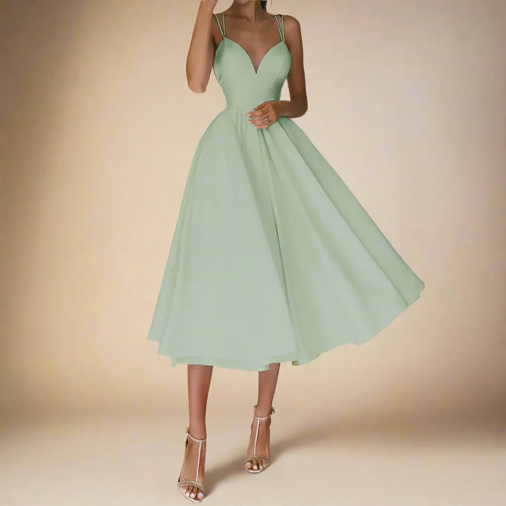Elegantes mintgrünes Abendkleid mit Spaghettiträgern und ausgestelltem Rock, ideal für formelle Anlässe. Perfekt für stilvolle Abendmode.