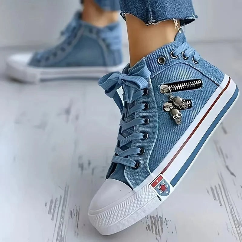 Blaue High-Top-Sneaker aus Denim mit Reißverschluss und Totenkopf-Anhänger, weiße Gummisohle, modische Freizeitschuhe, Damenmode.
